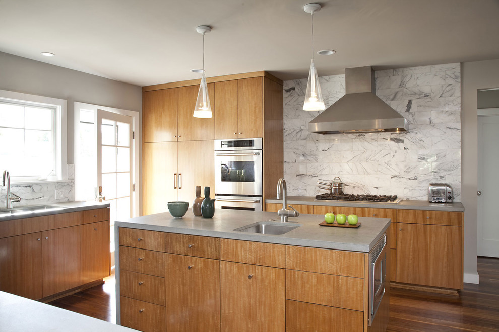 Пример оригинального дизайна: п-образная кухня в современном стиле с врезной мойкой, плоскими фасадами, светлыми деревянными фасадами, белым фартуком, фартуком из каменной плитки и техникой из нержавеющей стали