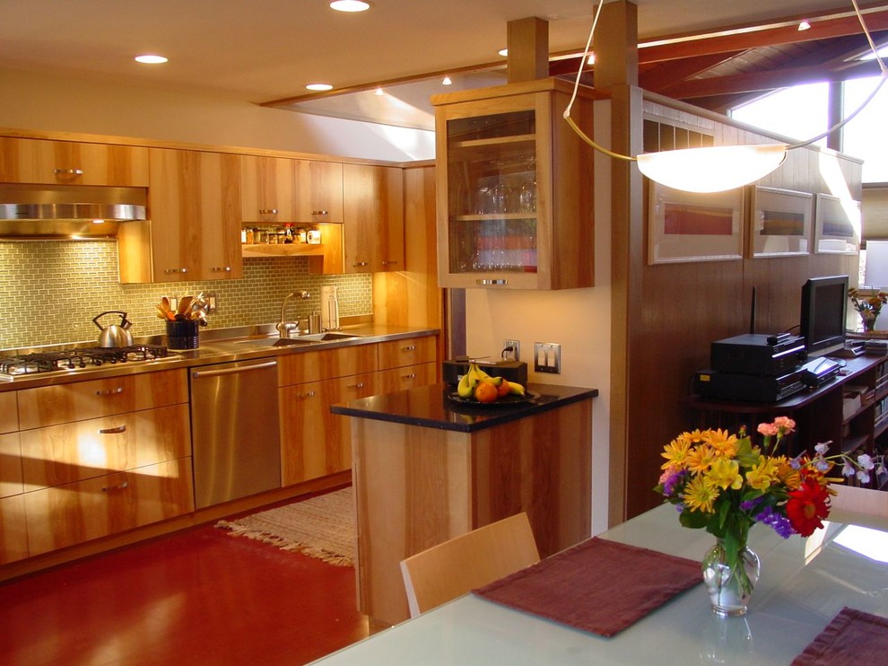 Bild på ett mellanstort funkis linjärt kök och matrum, med släta luckor, skåp i ljust trä, grönt stänkskydd, en integrerad diskho, bänkskiva i rostfritt stål, stänkskydd i mosaik, rostfria vitvaror, mörkt trägolv och brunt golv