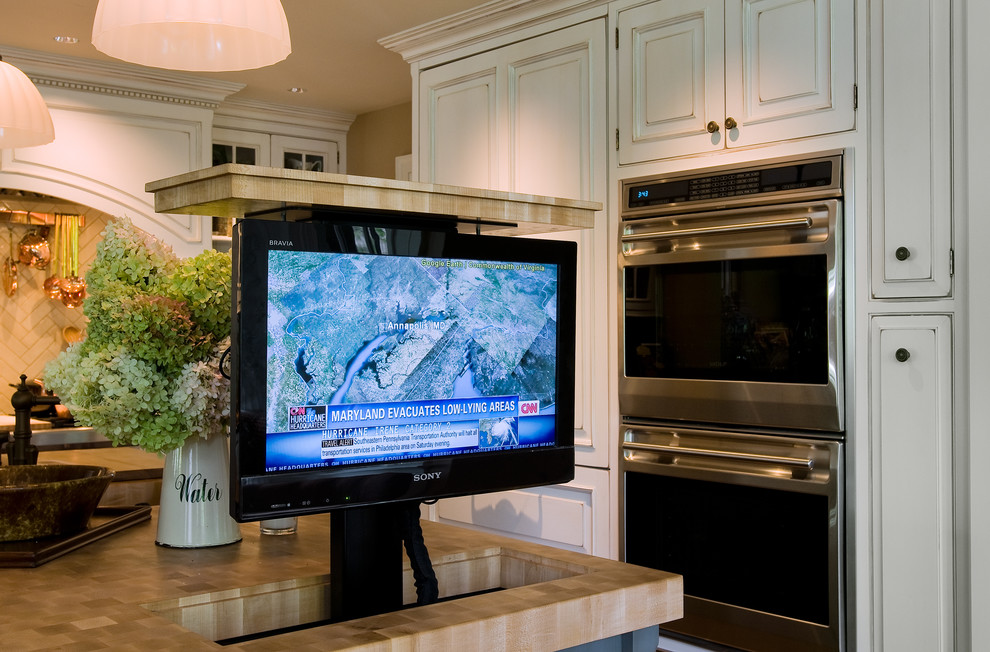 Kitchen - traditional kitchen idea in New York