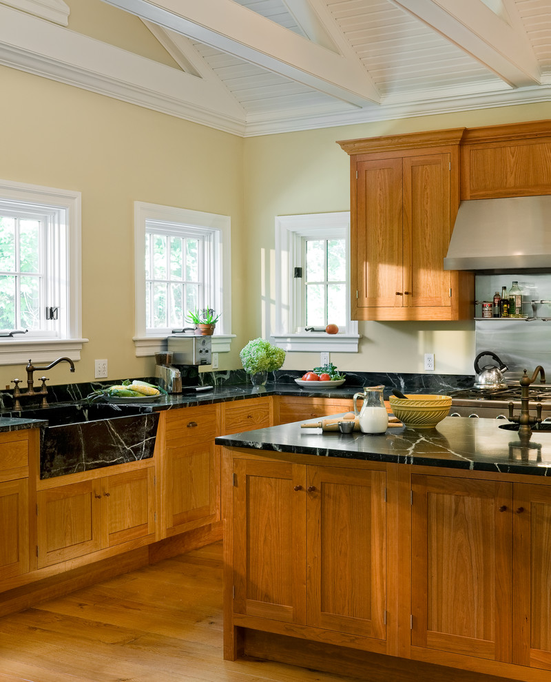 Immagine di una cucina abitabile country con lavello integrato, ante in stile shaker, ante in legno scuro e top in saponaria