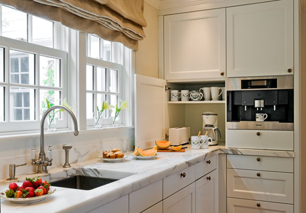 Landhausstil Wohnküche mit Unterbauwaschbecken, Schrankfronten mit vertiefter Füllung, weißen Schränken und Marmor-Arbeitsplatte in New York