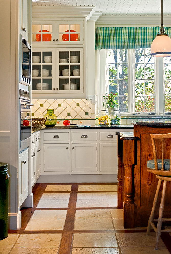 Exempel på ett klassiskt kök och matrum, med luckor med infälld panel, vita skåp, granitbänkskiva, en nedsänkt diskho, flerfärgad stänkskydd, stänkskydd i keramik, rostfria vitvaror och flerfärgat golv