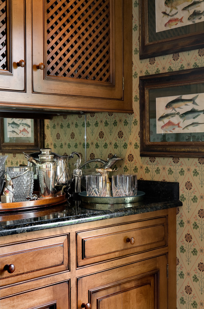 Ejemplo de cocina tradicional abierta con armarios con rebordes decorativos, encimera de granito y salpicadero con efecto espejo