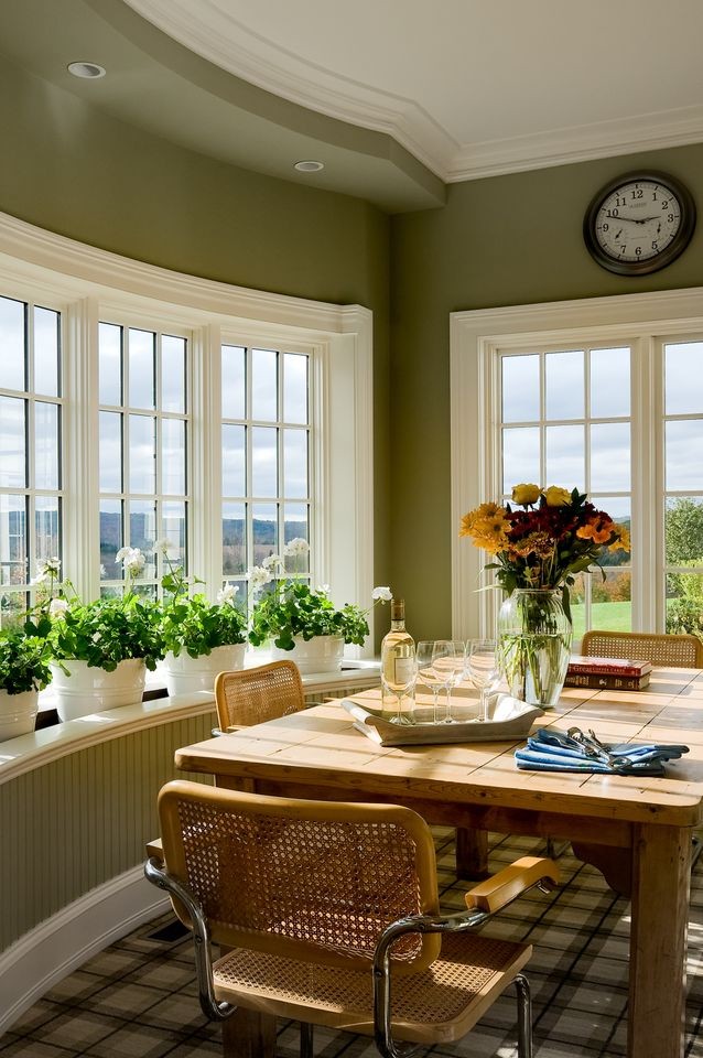 Пример оригинального дизайна: кухня в классическом стиле с обеденным столом, врезной мойкой, стеклянными фасадами, белыми фасадами, деревянной столешницей и белым фартуком
