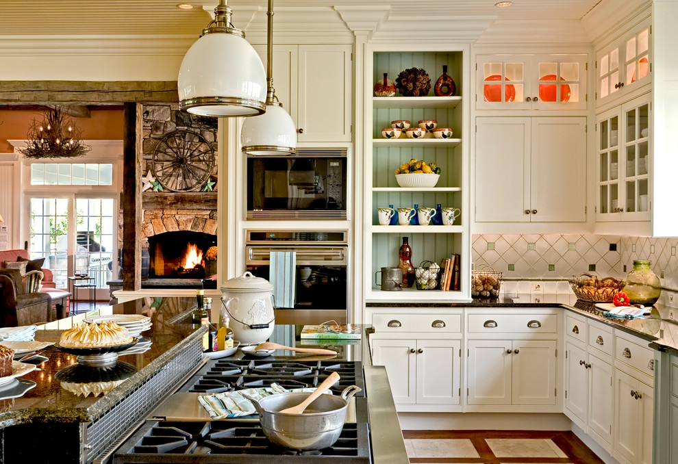 Idéer för att renovera ett vintage kök och matrum, med luckor med infälld panel, rostfria vitvaror, vita skåp, granitbänkskiva, flerfärgad stänkskydd, en rustik diskho och stänkskydd i keramik