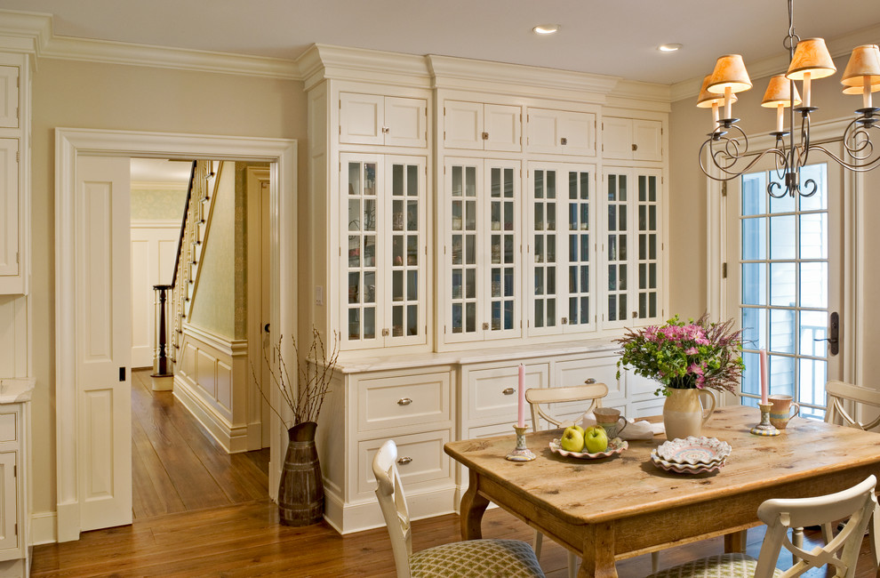Cette image montre une cuisine américaine encastrable traditionnelle avec des portes de placard blanches.