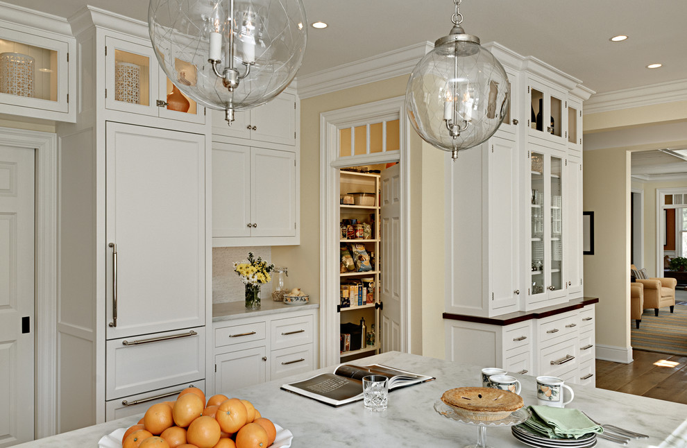 Immagine di una cucina abitabile chic con top in marmo, ante in stile shaker, ante bianche, lavello stile country, paraspruzzi bianco e elettrodomestici da incasso
