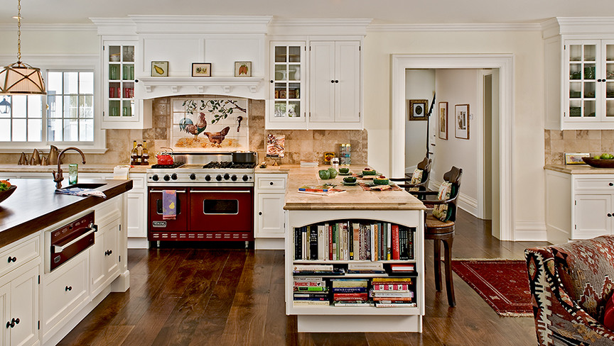 На фото: кухня в классическом стиле с обеденным столом, с полувстраиваемой мойкой (с передним бортиком), фасадами в стиле шейкер, белыми фасадами и цветной техникой с