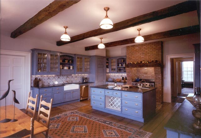 Foto di una cucina abitabile tradizionale con lavello stile country, ante a filo, ante blu, top in granito, paraspruzzi multicolore, paraspruzzi con piastrelle di vetro e elettrodomestici in acciaio inossidabile