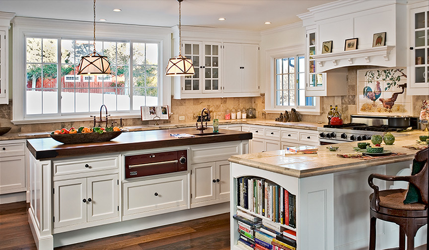 Eat-in kitchen - traditional eat-in kitchen idea in New York with a farmhouse sink, shaker cabinets, white cabinets and colored appliances