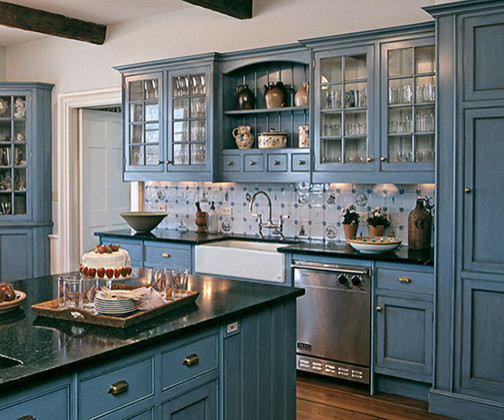 Klassische Wohnküche mit Landhausspüle, Kassettenfronten, blauen Schränken, Granit-Arbeitsplatte, bunter Rückwand, Rückwand aus Glasfliesen und Küchengeräten aus Edelstahl in New York