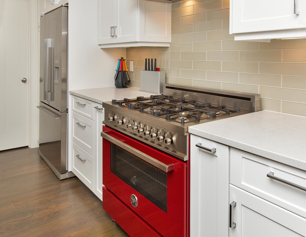Modern inredning av ett mellanstort kök, med en undermonterad diskho, skåp i shakerstil, vita skåp, bänkskiva i koppar, grönt stänkskydd, stänkskydd i glaskakel, rostfria vitvaror, mörkt trägolv och en köksö