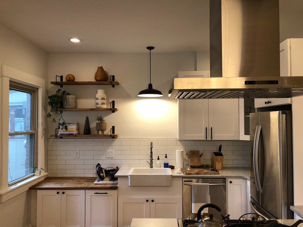 Idéer för att renovera ett litet lantligt grå grått kök, med en rustik diskho, skåp i shakerstil, vita skåp, bänkskiva i koppar, vitt stänkskydd, stänkskydd i tunnelbanekakel, rostfria vitvaror och en halv köksö