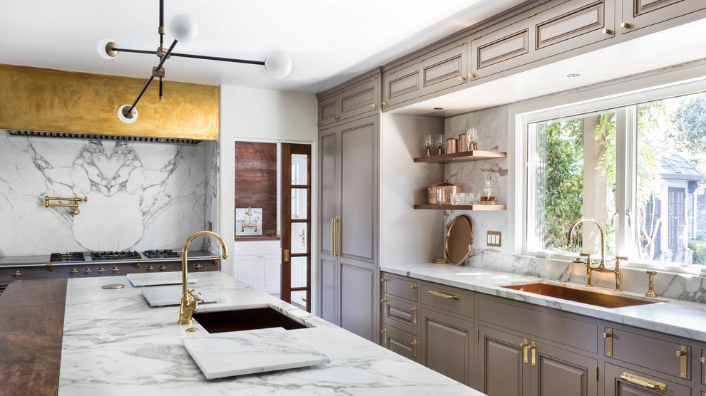 Idéer för vintage vitt l-kök, med en undermonterad diskho, luckor med upphöjd panel, grå skåp, marmorbänkskiva, vitt stänkskydd, stänkskydd i marmor, integrerade vitvaror och en köksö