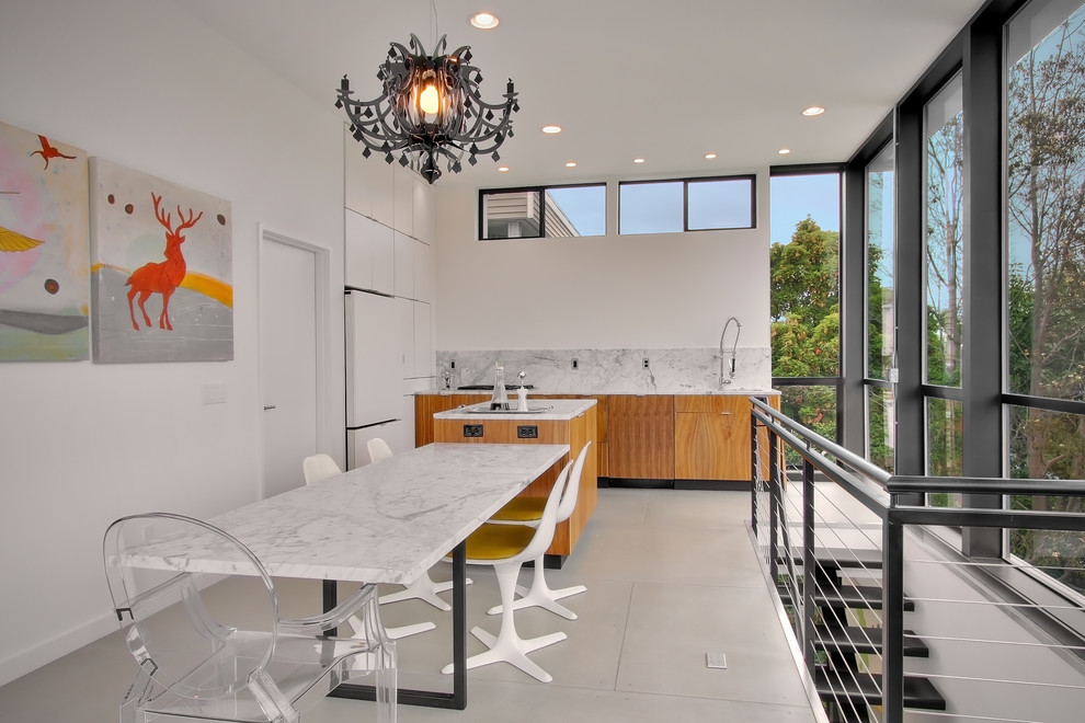 Moderne Küche mit Marmor-Arbeitsplatte, flächenbündigen Schrankfronten, hellbraunen Holzschränken, weißen Elektrogeräten und Rückwand aus Marmor in Seattle