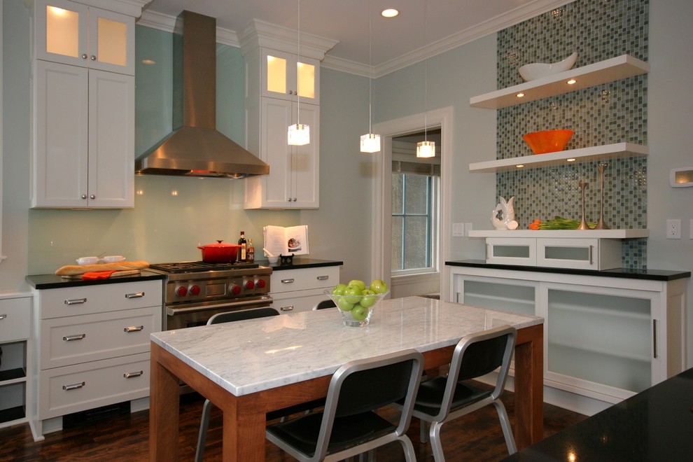 Idée de décoration pour une cuisine bohème avec des portes de placard blanches et une crédence bleue.