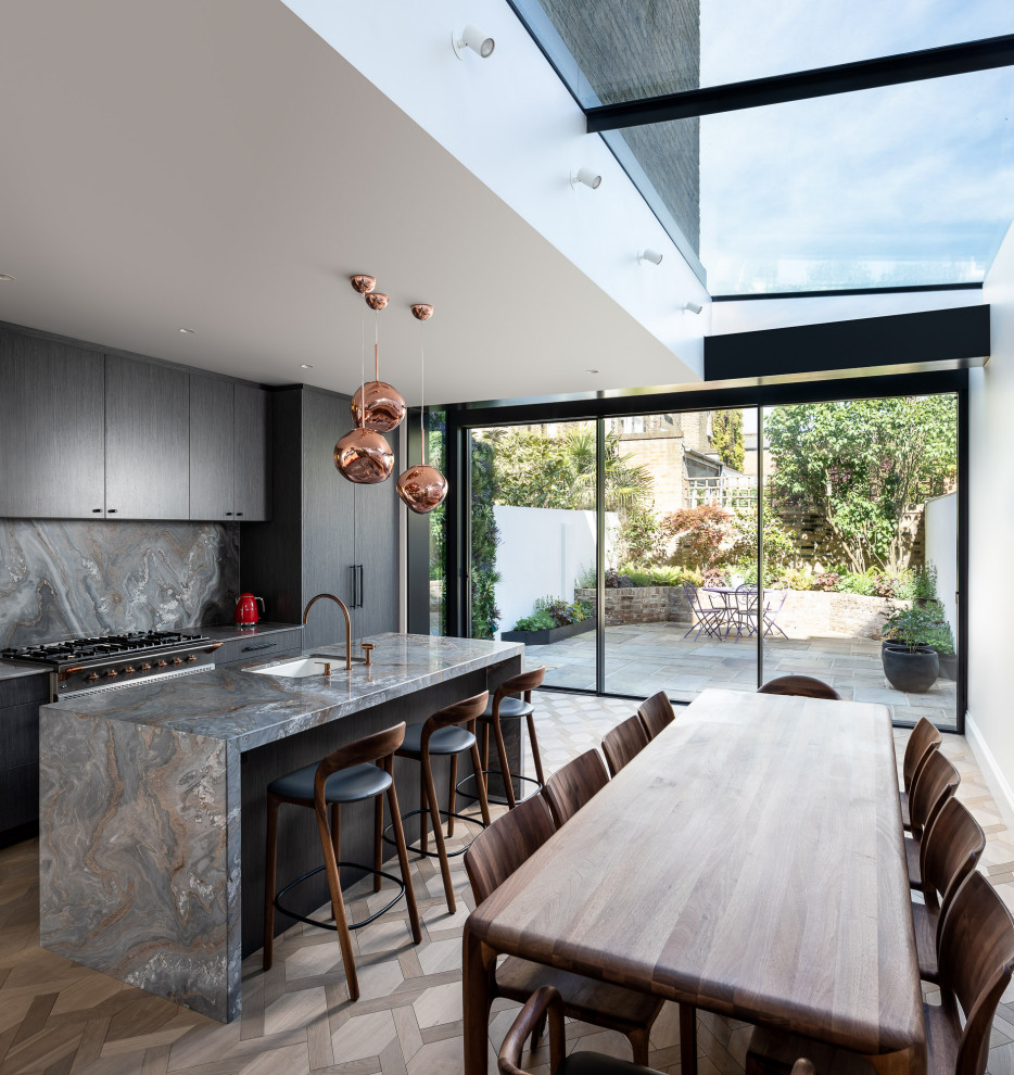 Einzeilige Moderne Wohnküche mit Waschbecken, dunklen Holzschränken, Küchenrückwand in Grau, Rückwand aus Marmor, braunem Holzboden, Kücheninsel, braunem Boden und grauer Arbeitsplatte in London