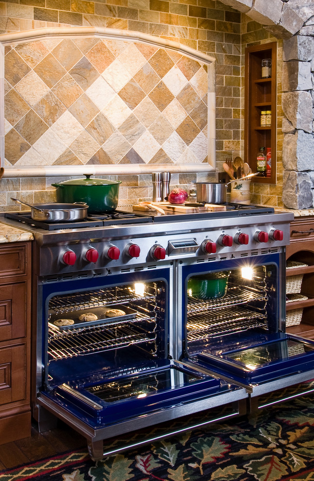 Rustik inredning av ett kök, med en rustik diskho och rostfria vitvaror
