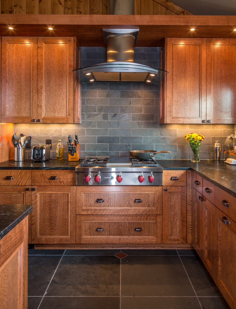 Exempel på ett mycket stort rustikt kök, med en undermonterad diskho, skåp i shakerstil, skåp i mellenmörkt trä, bänkskiva i kvarts, blått stänkskydd, stänkskydd i stenkakel, rostfria vitvaror, skiffergolv och en köksö