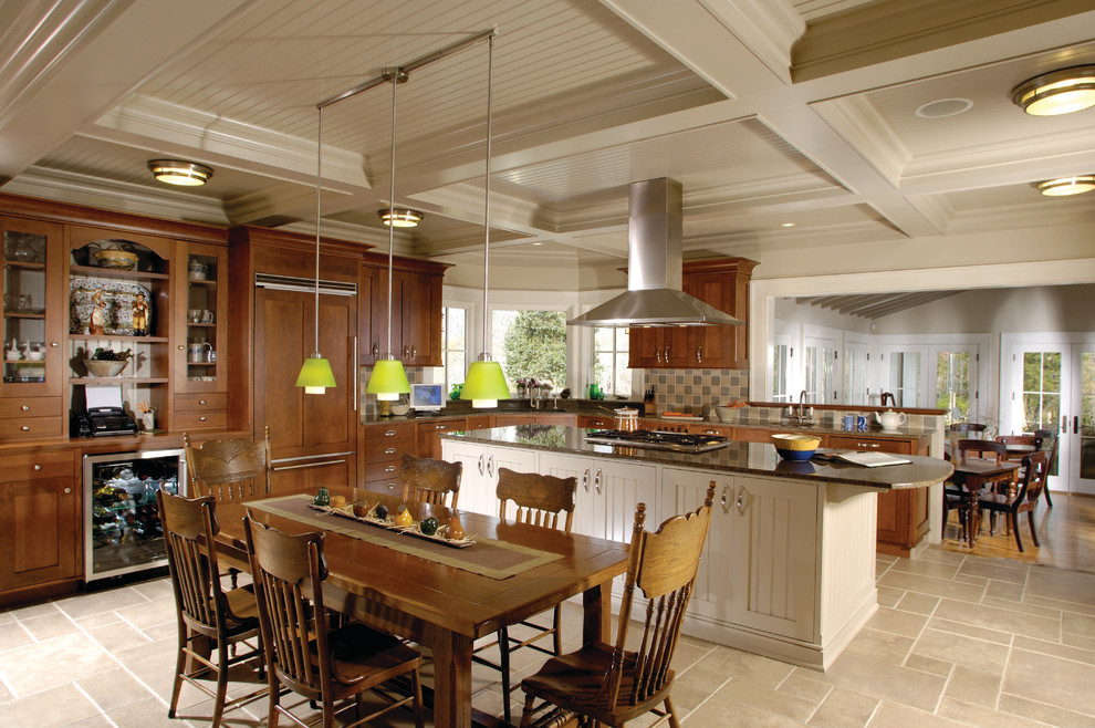 Exempel på ett stort kök, med en undermonterad diskho, luckor med profilerade fronter, vita skåp, granitbänkskiva, flerfärgad stänkskydd, stänkskydd i keramik, integrerade vitvaror, klinkergolv i keramik och en köksö
