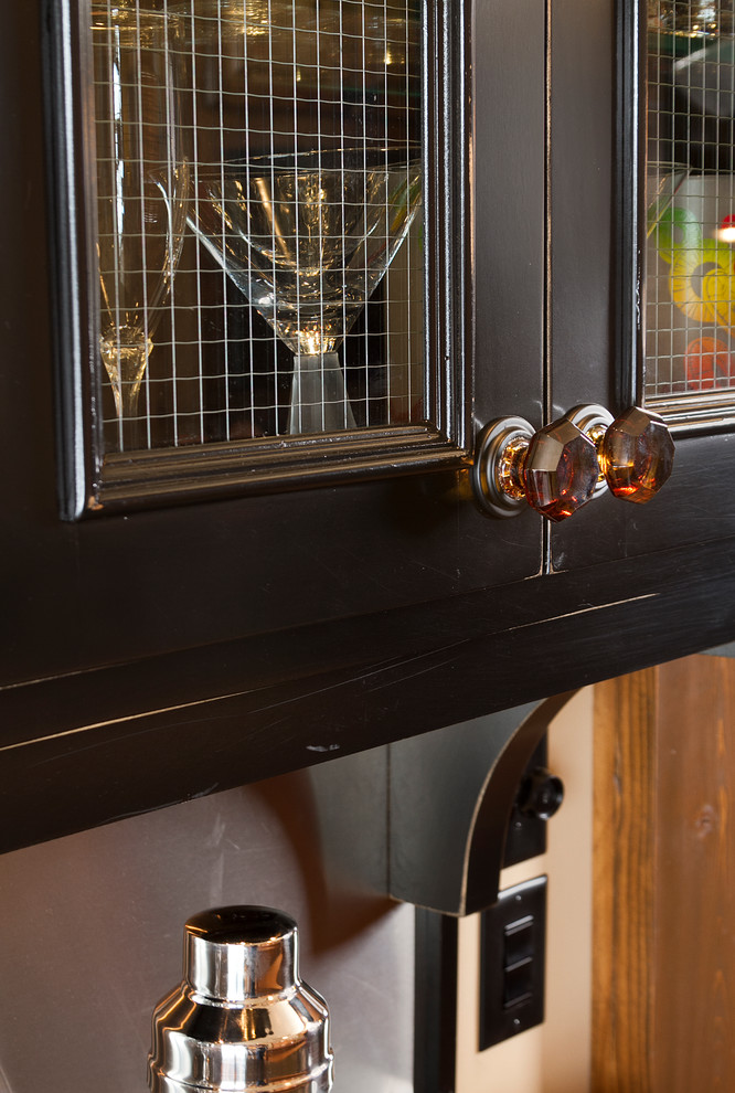 Idéer för ett rustikt kök och matrum, med luckor med glaspanel, svarta skåp, granitbänkskiva, stänkskydd med metallisk yta, integrerade vitvaror och mellanmörkt trägolv