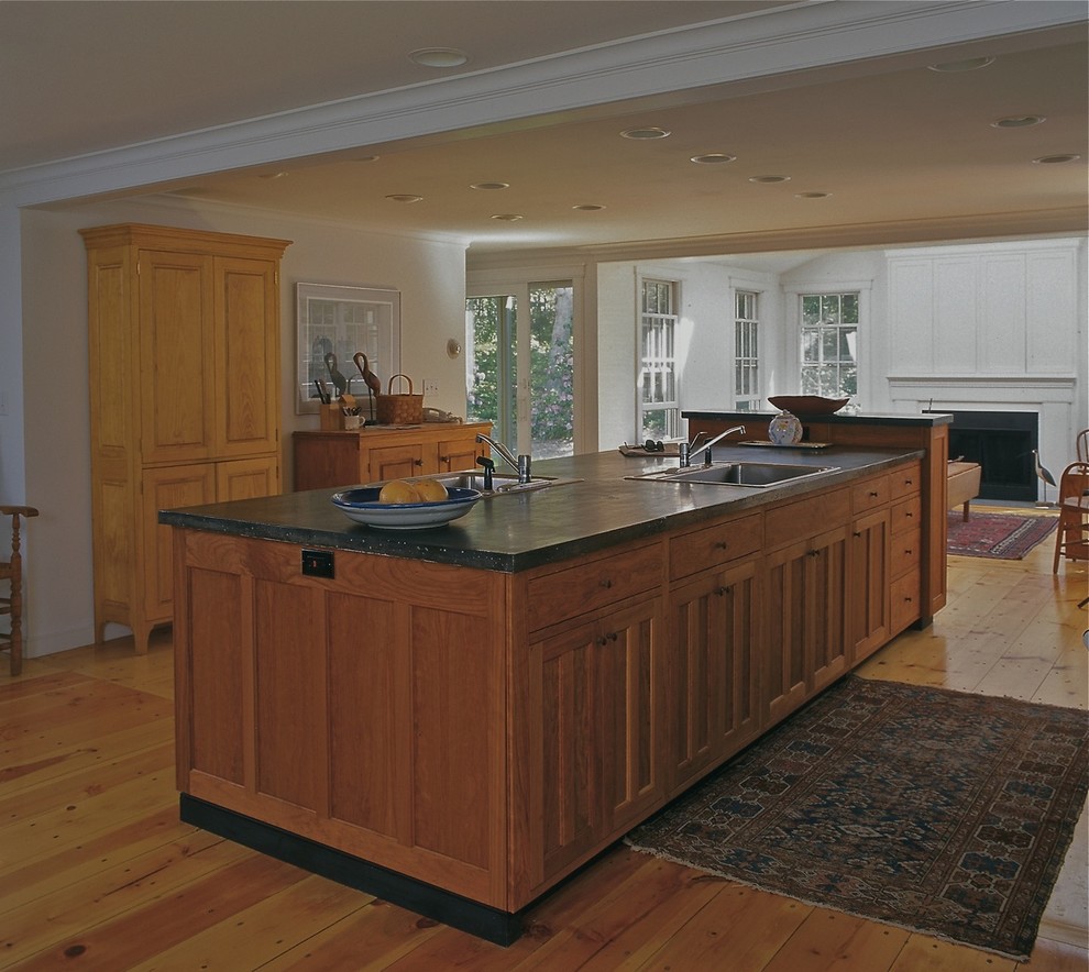 Пример оригинального дизайна: большая кухня-гостиная в стиле кантри с накладной мойкой, фасадами с утопленной филенкой, фасадами цвета дерева среднего тона, паркетным полом среднего тона, островом и коричневым полом