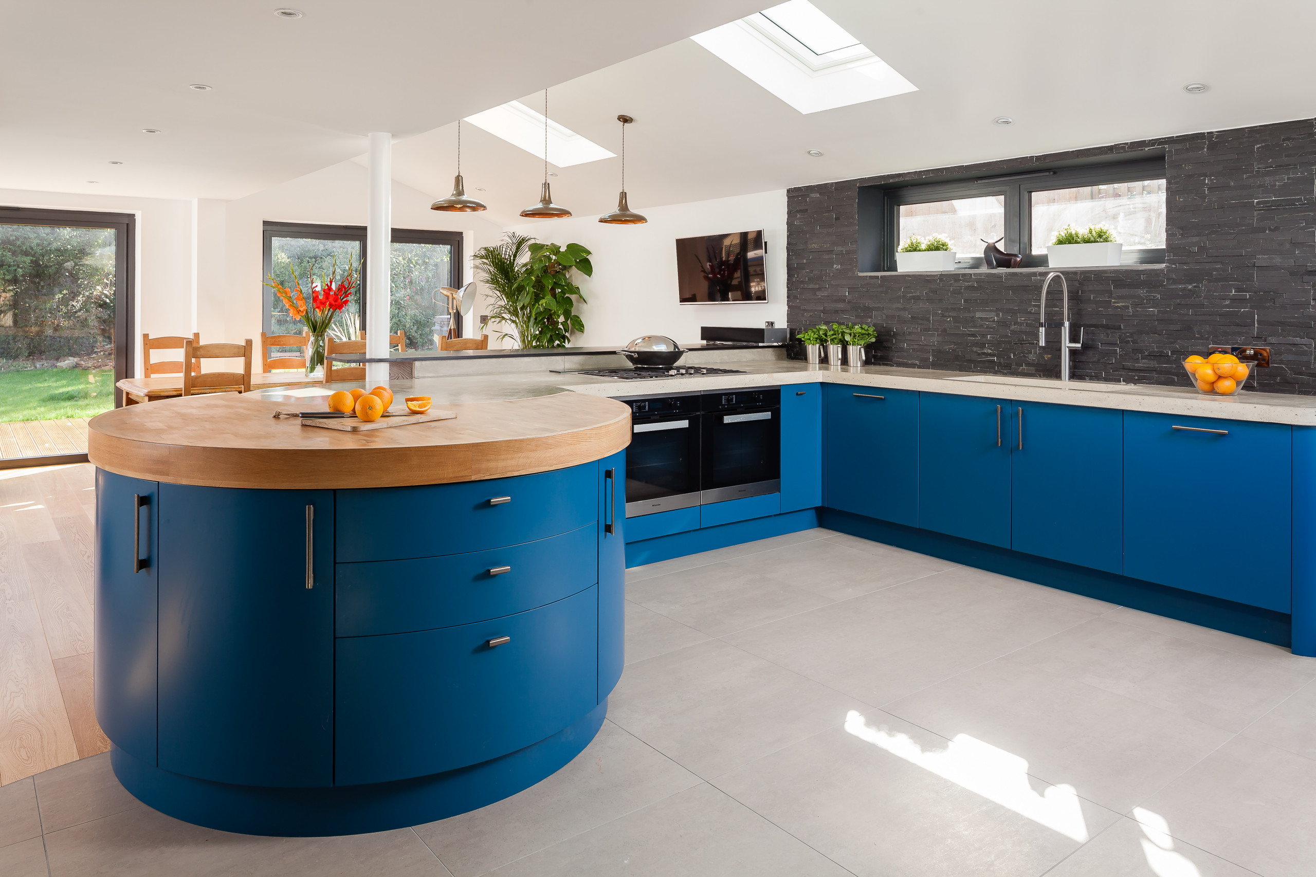 On Trend 75 Blue Kitchen With Metallic Backsplash Pictures Ideas September 2021 Houzz