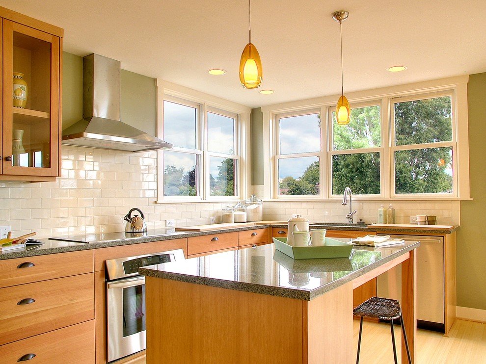 Идея дизайна: кухня в классическом стиле с техникой из нержавеющей стали, барной стойкой и окном