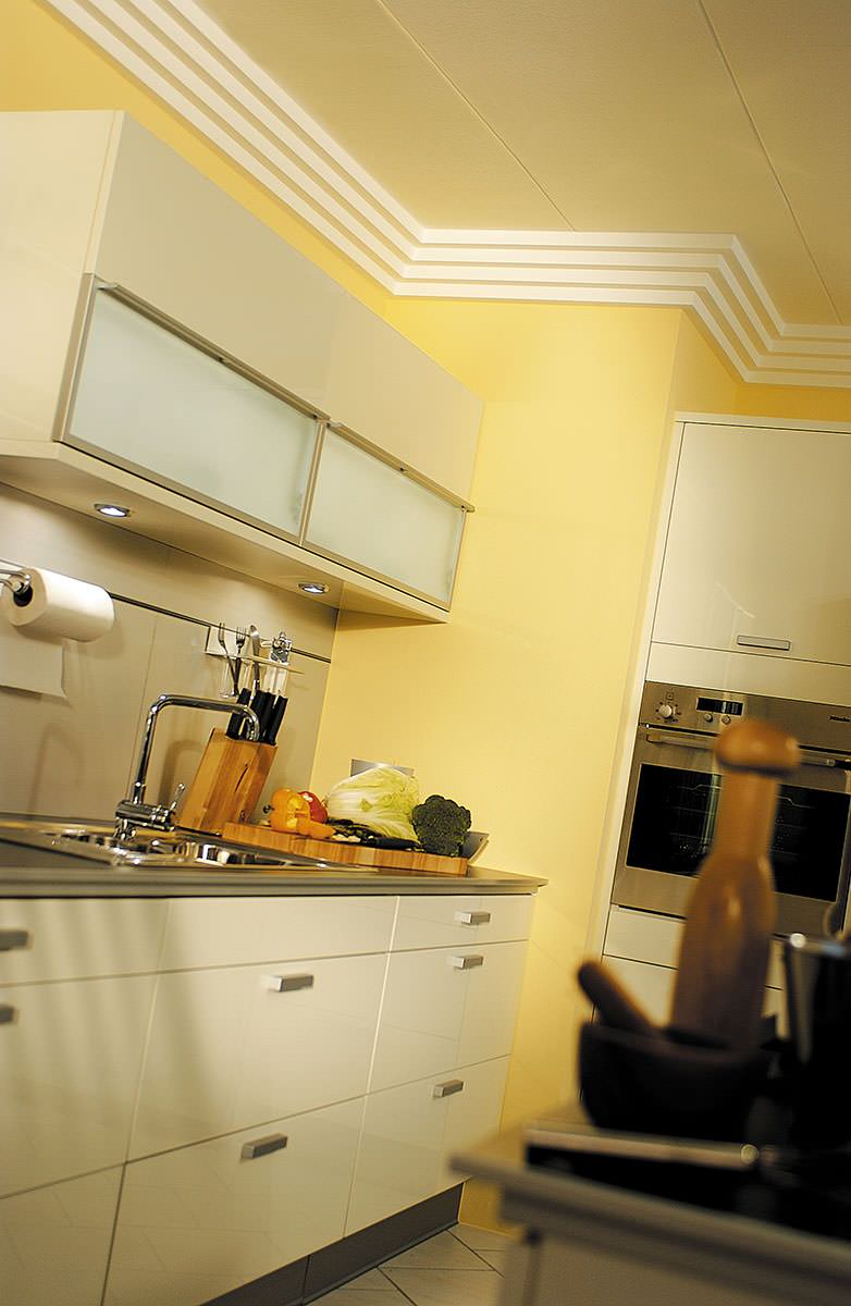 Потолочный плинтус в интерьере кухни фото