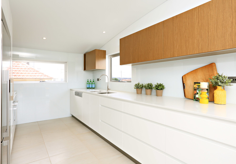 Foto på ett funkis kök, med vita skåp, marmorbänkskiva och en köksö