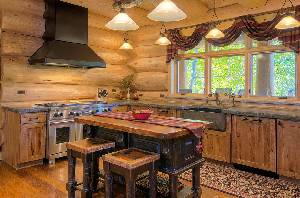 Exempel på ett mellanstort rustikt grå grått l-kök, med en rustik diskho, skåp i shakerstil, granitbänkskiva, mellanmörkt trägolv, en köksö, skåp i mellenmörkt trä, fönster som stänkskydd och rostfria vitvaror