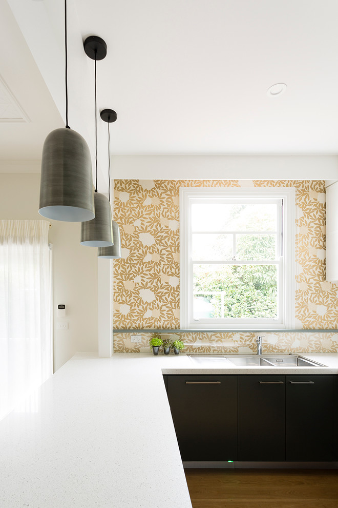 Modern inredning av ett mellanstort kök, med en dubbel diskho, luckor med infälld panel, grå skåp, bänkskiva i kvarts, vitt stänkskydd, stänkskydd i tunnelbanekakel, rostfria vitvaror och mellanmörkt trägolv