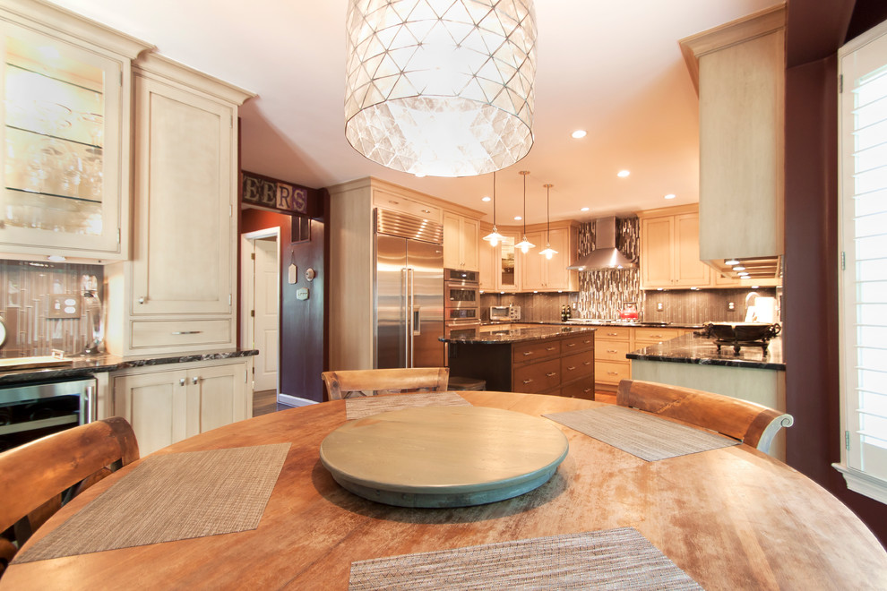Foto di un cucina con isola centrale design con ante a filo, ante in legno chiaro, top in granito, paraspruzzi marrone e elettrodomestici in acciaio inossidabile