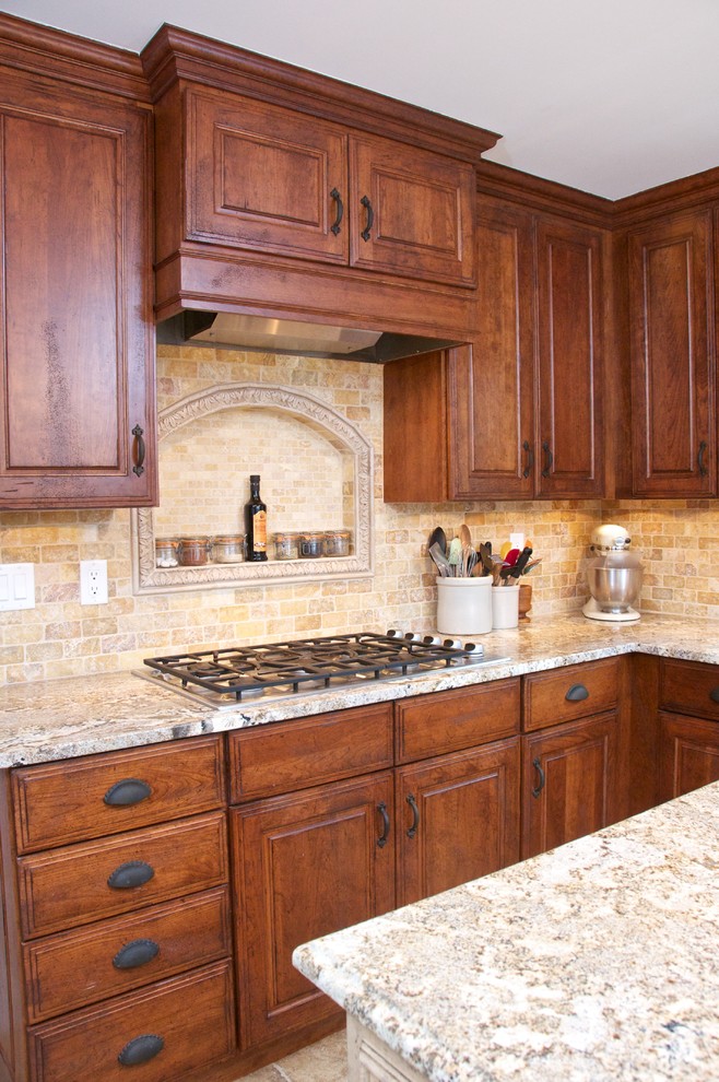 Exempel på ett mellanstort klassiskt u-kök, med en rustik diskho, luckor med upphöjd panel, skåp i mellenmörkt trä, granitbänkskiva, beige stänkskydd, stänkskydd i stenkakel, rostfria vitvaror, en köksö och travertin golv