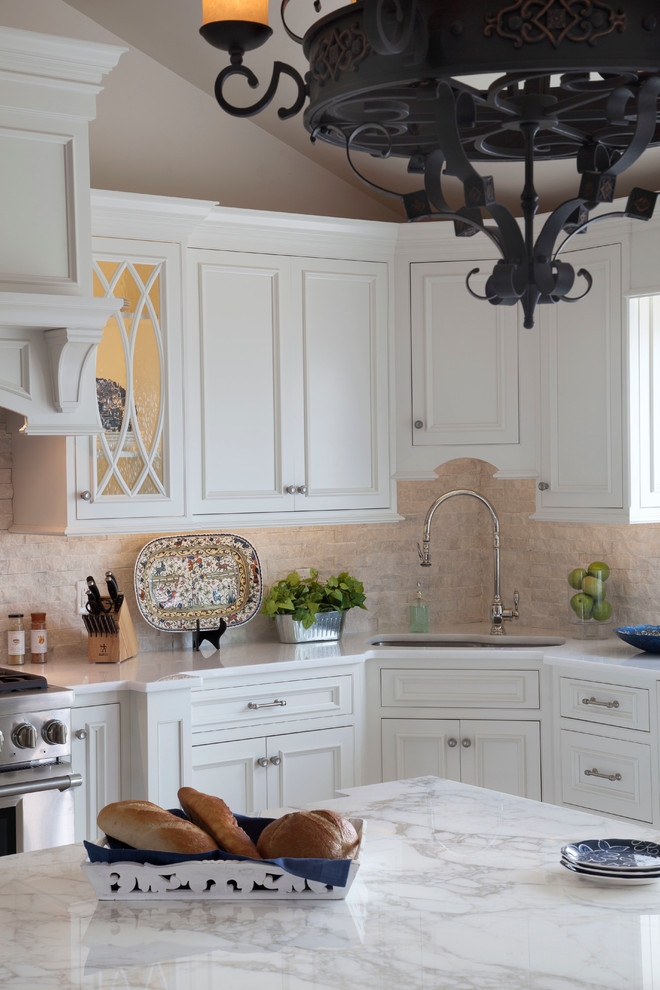 Inspiration för stora klassiska kök, med en enkel diskho, luckor med profilerade fronter, vita skåp, marmorbänkskiva, vitt stänkskydd, stänkskydd i stenkakel, integrerade vitvaror, klinkergolv i keramik och en köksö