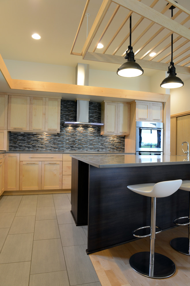 Offene, Mittelgroße Moderne Küche in L-Form mit Schrankfronten im Shaker-Stil, Küchengeräten aus Edelstahl und Kücheninsel in Sonstige