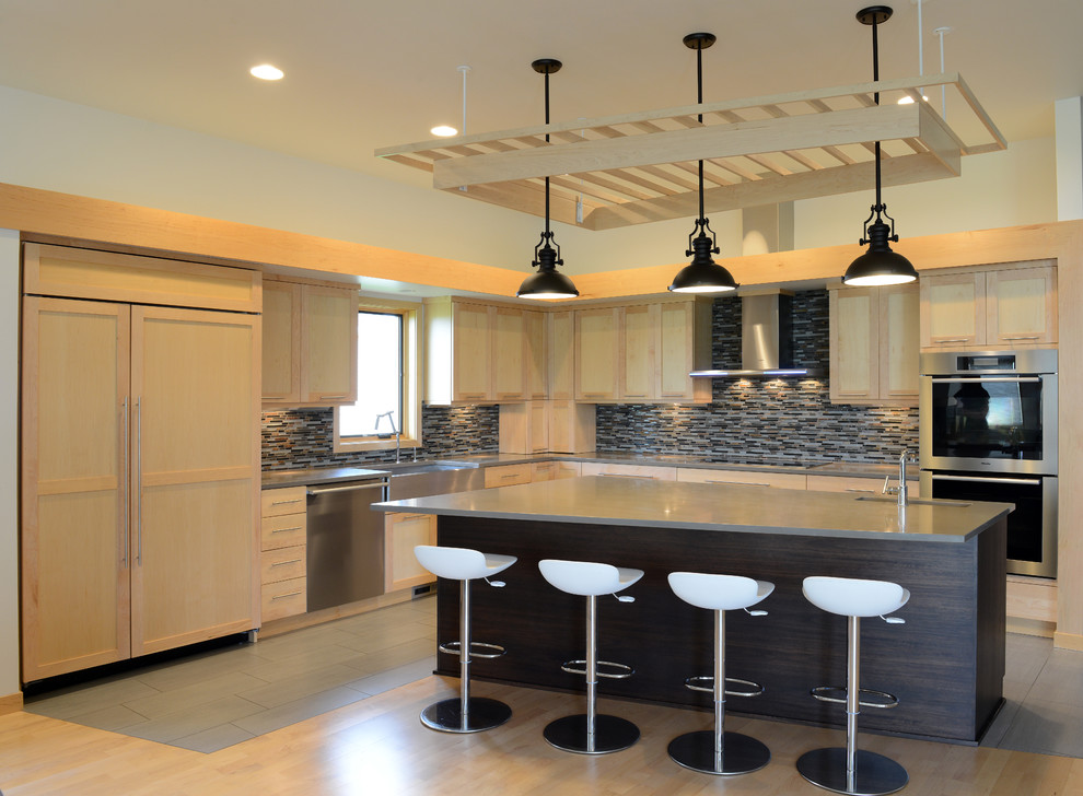 Imagen de cocinas en L contemporánea de tamaño medio abierta con armarios estilo shaker, electrodomésticos de acero inoxidable y una isla