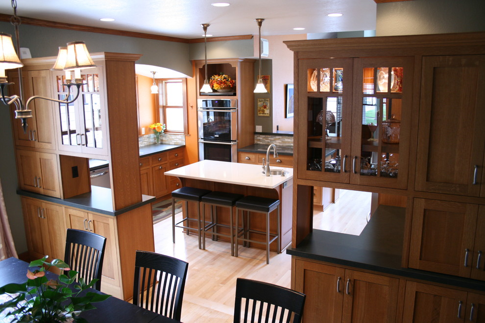 На фото: большая п-образная кухня в стиле кантри с обеденным столом, фасадами в стиле шейкер и островом с