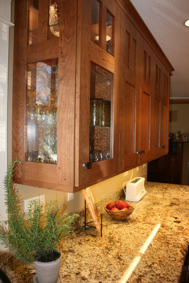 Zweizeilige, Mittelgroße Urige Küche mit Schrankfronten im Shaker-Stil, hellbraunen Holzschränken und Granit-Arbeitsplatte in Sonstige