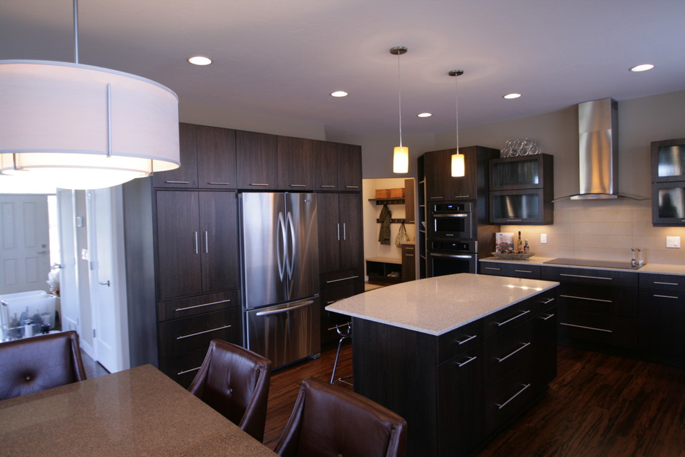 Foto di una grande cucina minimalista con ante lisce