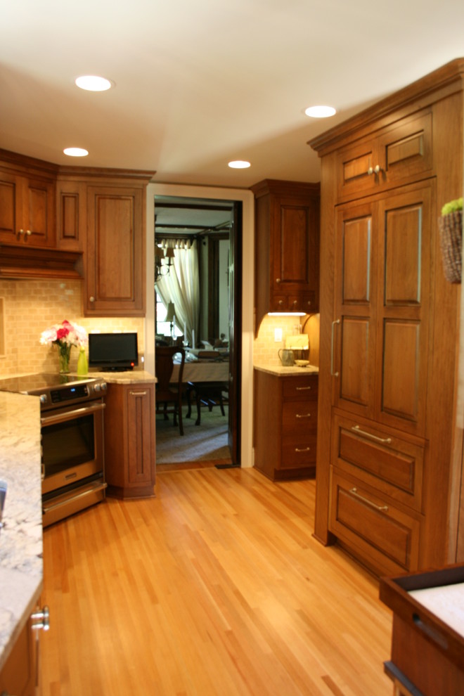 Стильный дизайн: параллельная кухня среднего размера в классическом стиле с фасадами с выступающей филенкой и гранитной столешницей - последний тренд
