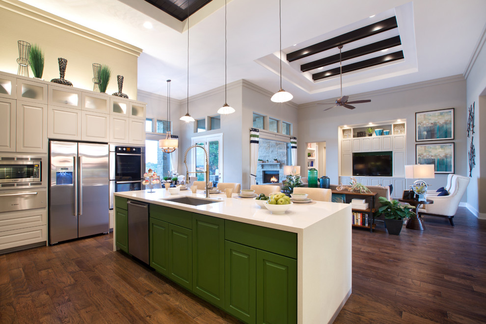 Imagen de cocina contemporánea abierta con fregadero de un seno, electrodomésticos de acero inoxidable, armarios con paneles con relieve y puertas de armario verdes
