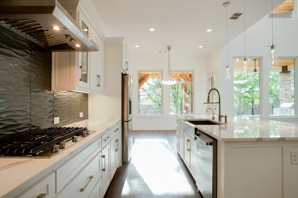 Exempel på ett stort modernt vit vitt kök, med en rustik diskho, luckor med infälld panel, vita skåp, granitbänkskiva, grått stänkskydd, stänkskydd i glaskakel, rostfria vitvaror, mellanmörkt trägolv, en köksö och brunt golv