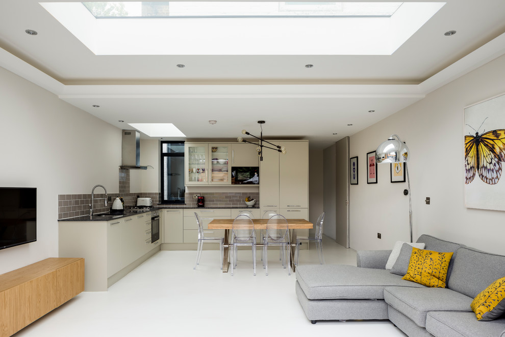 Offene, Mittelgroße Moderne Küche ohne Insel mit Unterbauwaschbecken, flächenbündigen Schrankfronten und weißem Boden in London