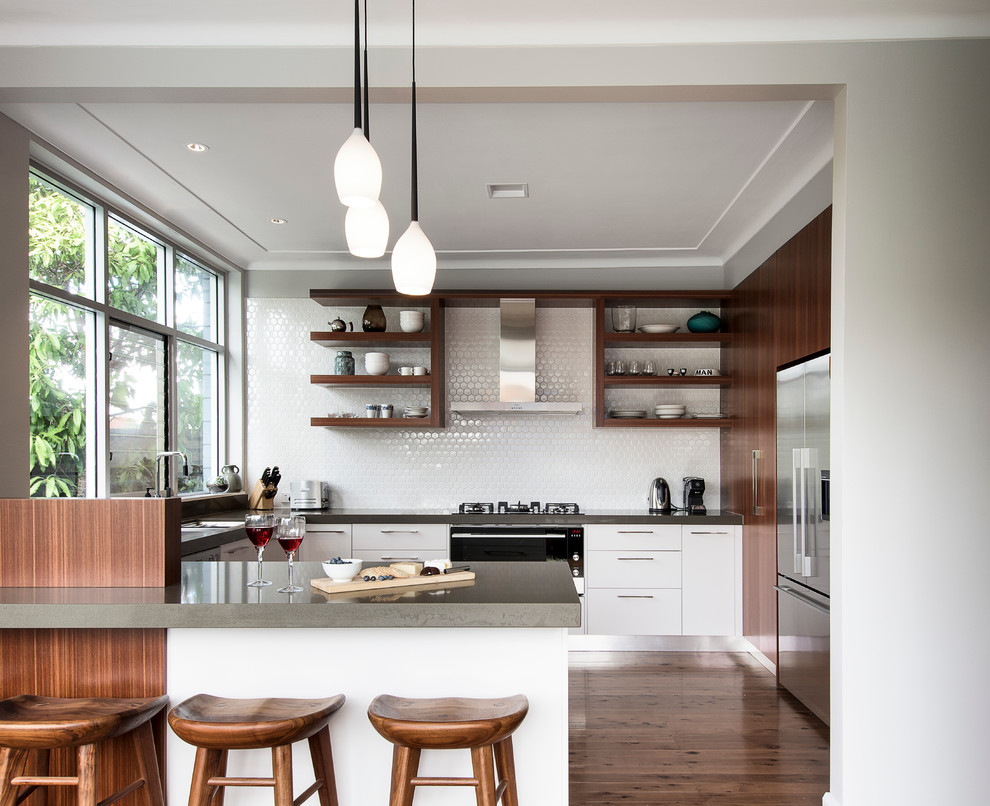 Mid-Century Wohnküche in U-Form mit hellbraunen Holzschränken, Quarzwerkstein-Arbeitsplatte, Küchenrückwand in Weiß und Rückwand aus Keramikfliesen in Sydney