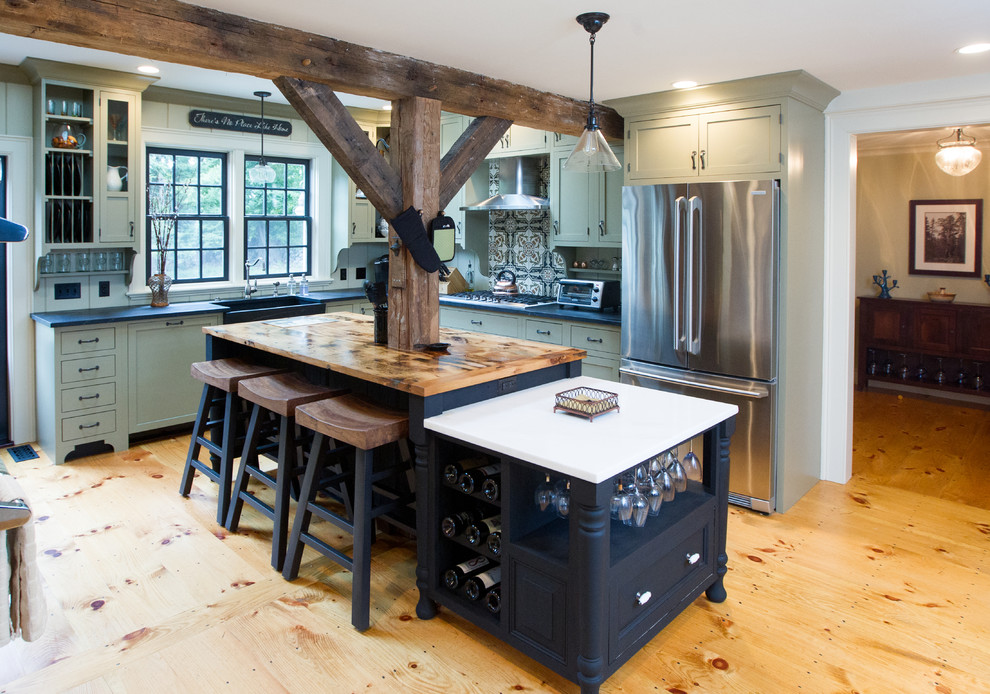 Urige Küche mit Rückwand aus Zementfliesen und hellem Holzboden in Boston