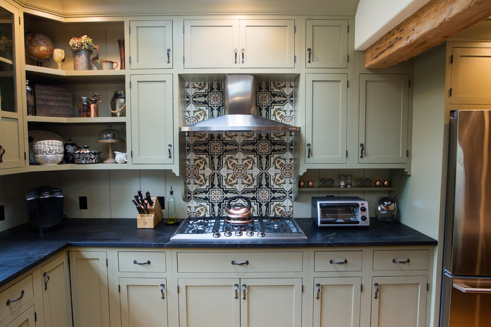 Immagine di una cucina stile americano con paraspruzzi con piastrelle di cemento e parquet chiaro
