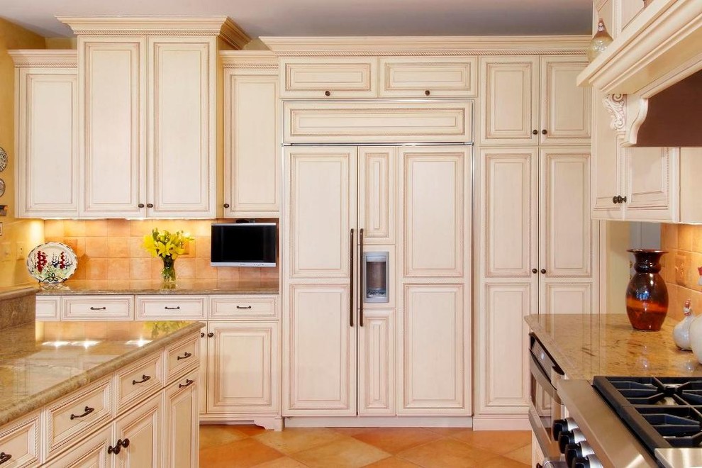 ワシントンD.C.にあるトラディショナルスタイルのおしゃれなキッチン (レイズドパネル扉のキャビネット、ベージュのキャビネット、ベージュキッチンパネル、パネルと同色の調理設備) の写真