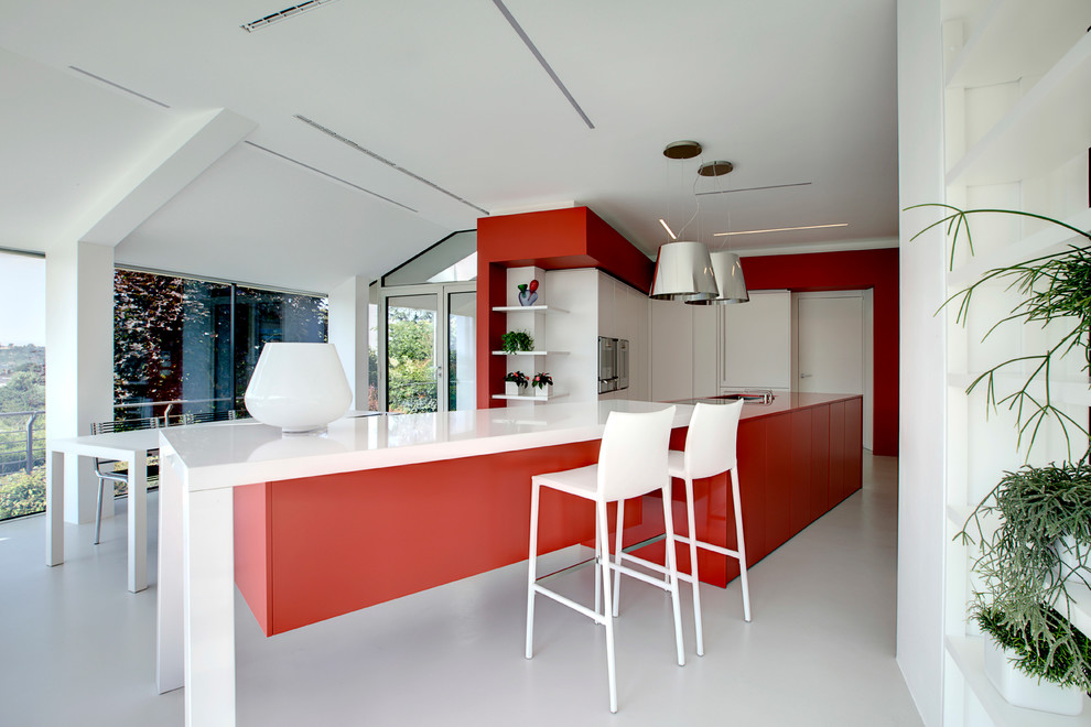 Moderne Wohnküche mit flächenbündigen Schrankfronten, weißen Schränken und Kücheninsel in Turin