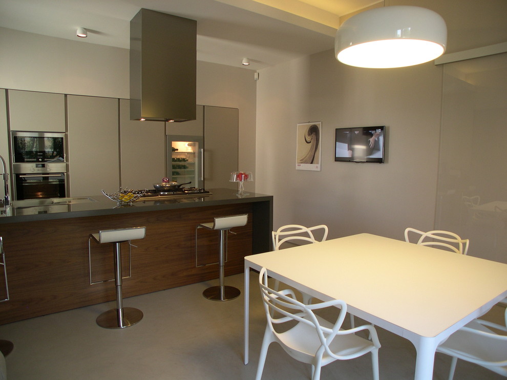 Immagine di una cucina design con lavello a doppia vasca, top in superficie solida e pavimento in marmo
